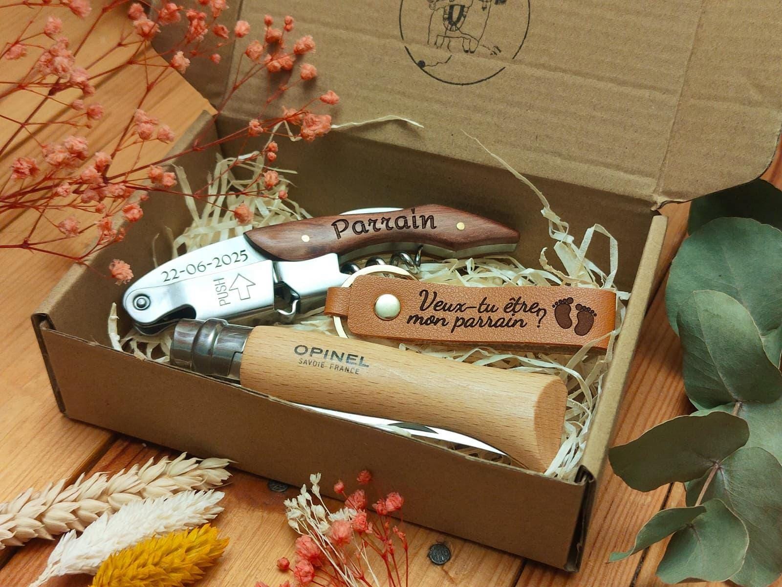 Coffret cadeau naissance personnalisable pour parrain - Cadeau bébé et baptême personnalisé - Produits en bois et en cuir