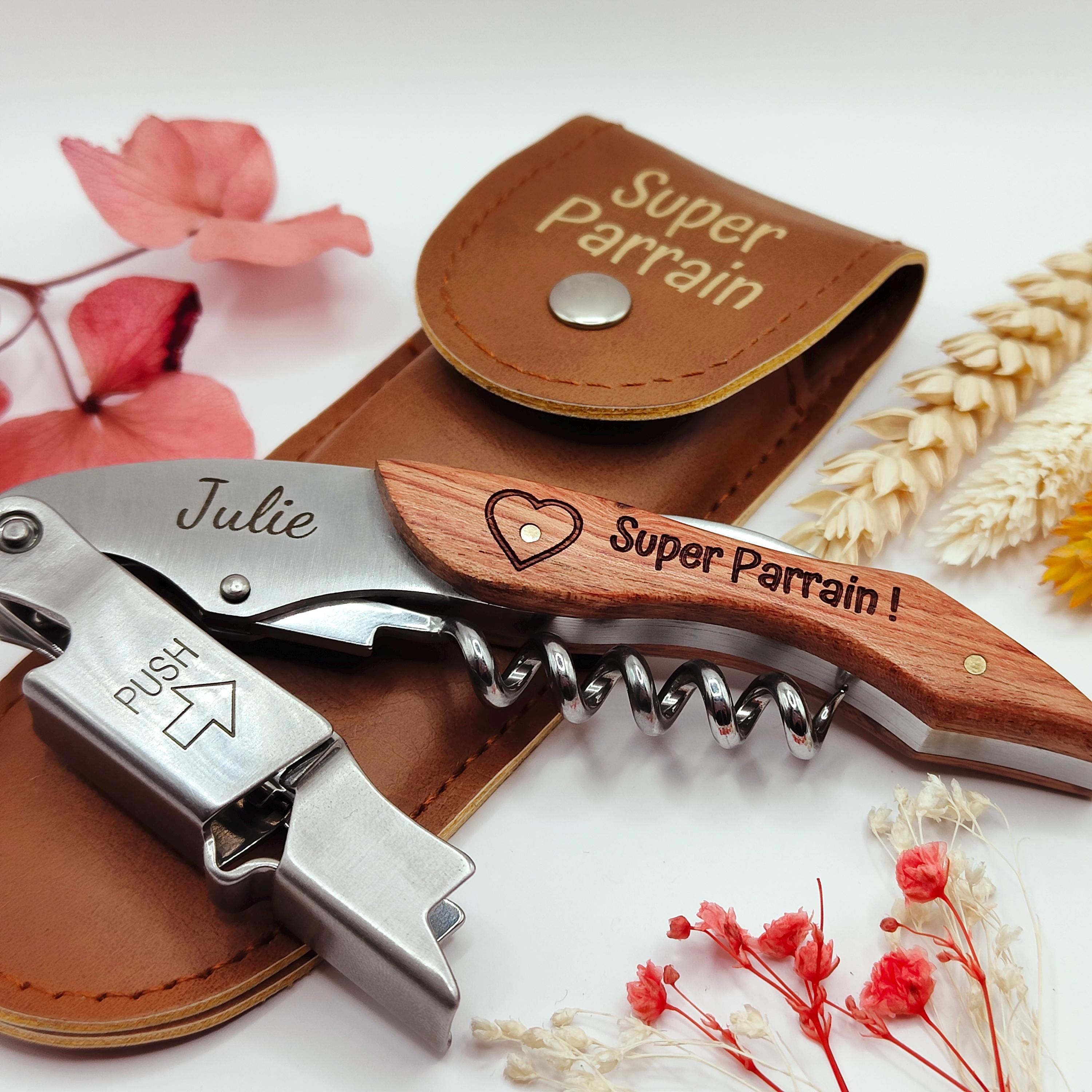 Décapsuleur personnalisé en bois gravé – Cadeau original pour parrain ou témoin